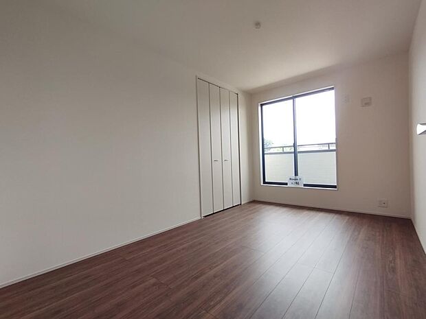 落ち着いて過ごしやすい寝室空間。家具配置もしやすい一室です。