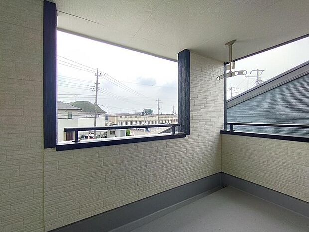 屋根のあるバルコニー。急な雨にも対応しやすく、洗濯物干しに便利です。