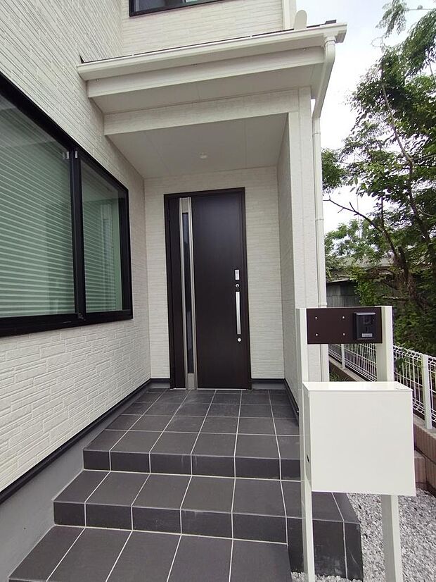 屋根付きの玄関まわり。雨の日の出入りにも配慮された、使いやすいエントランスです。