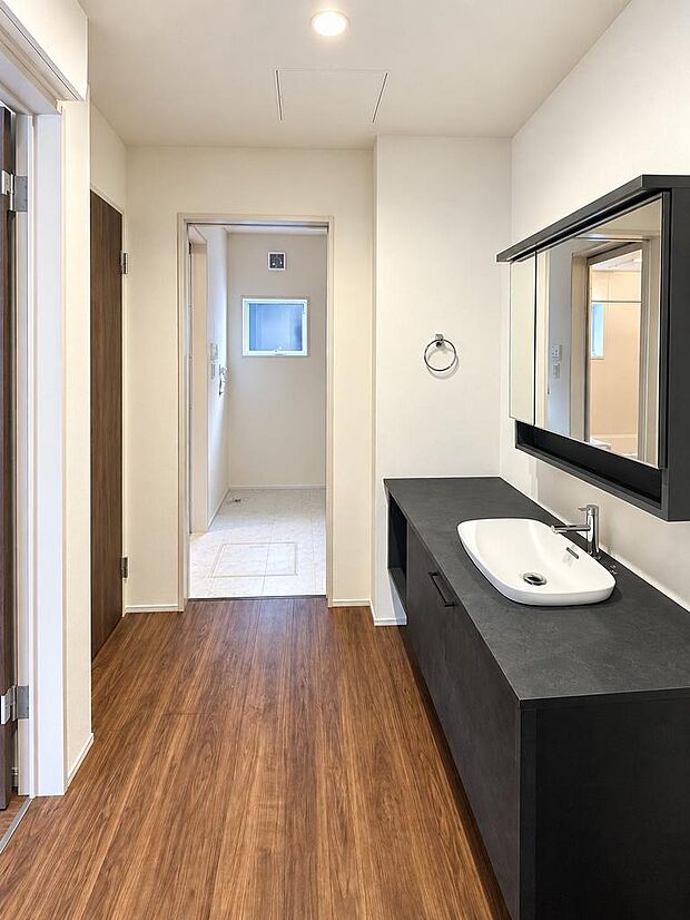 身支度用品や日用品を整理しやすい洗面台。家族で使いやすい水回りです。