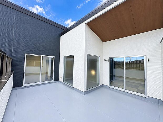 ゆとりあるバルコニー。屋外空間として使いやすく、開放感のある住まいを演出します。