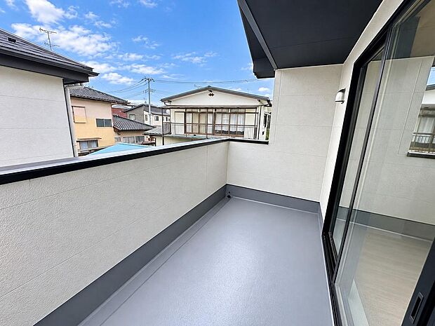 ゆとりあるバルコニー。屋外空間として使いやすく、開放感のある住まいを演出します。
