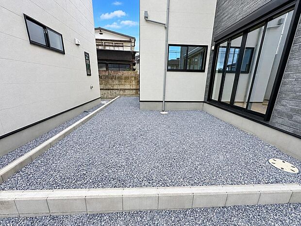 砂利敷きの庭スペース。外用品置き場や庭作業にも使いやすい屋外空間です。