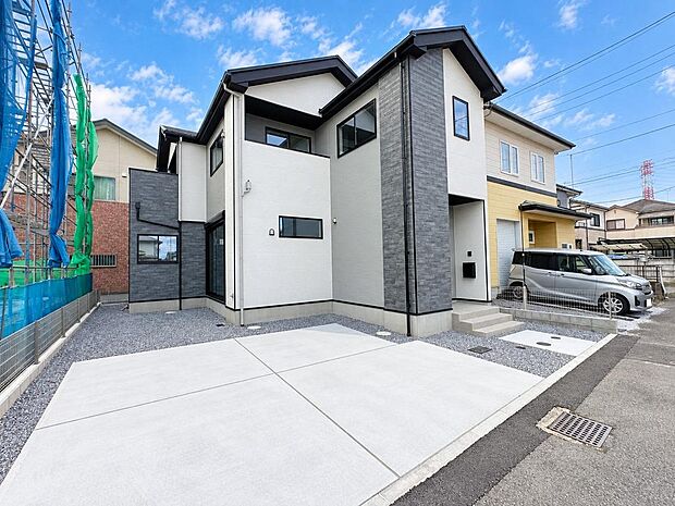 前面道路から見た外観。日々の車移動にも便利です。