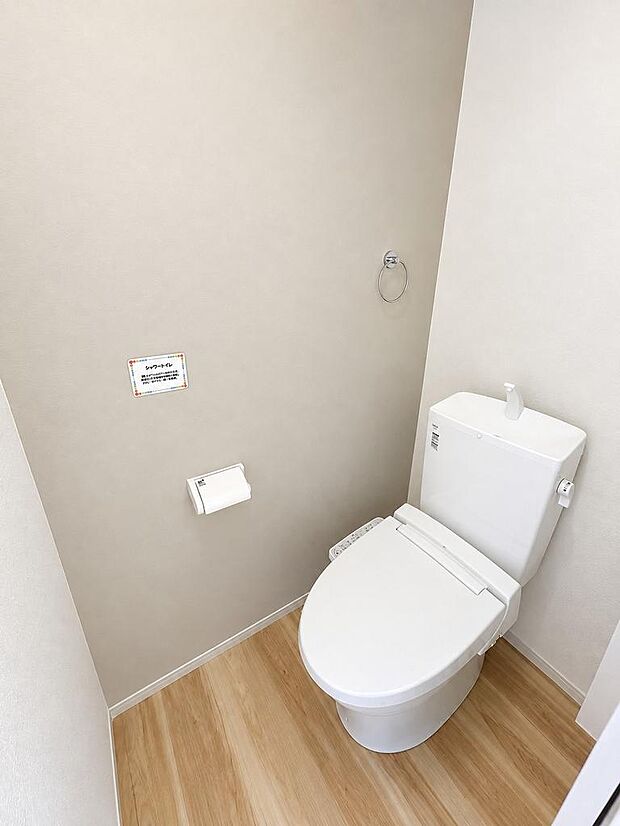 清潔に保ちやすいトイレ空間。毎日の使いやすさに配慮されています。