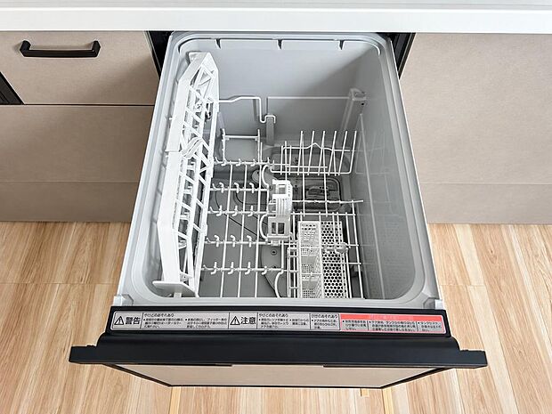 食器乾燥機を備えたキッチン設備。毎日の洗い物をスムーズにサポートします。