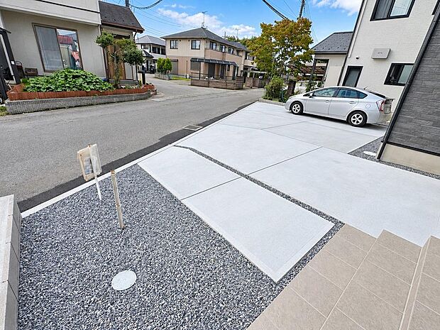 車の出入りがしやすい駐車スペース。ご家族の車や来客時にも対応しやすい住まいです。