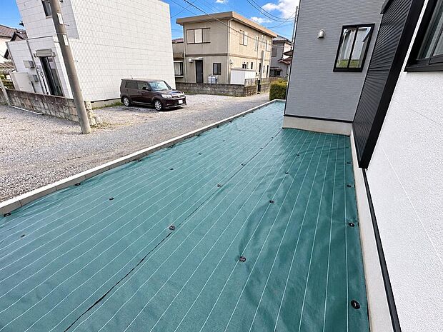 建物まわりの屋外スペース。外用品置き場や庭作業にも使いやすい空間です。