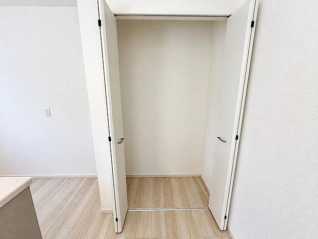 家族が集まる空間に収納を配置。生活用品を片付けやすく、室内を整えやすい設計です。