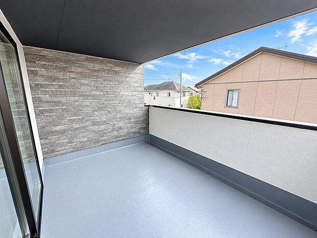 ゆとりあるバルコニー。屋外空間として使いやすく、開放感のある住まいを演出します。