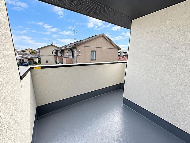 ツインバルコニー。こちらも屋根のあるバルコニー。