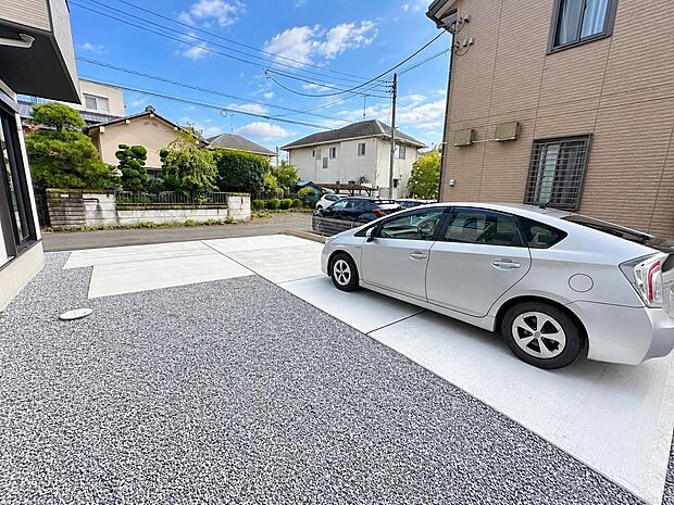 車の出入りがしやすい駐車スペース。通勤や買い物など日々の移動に便利です。