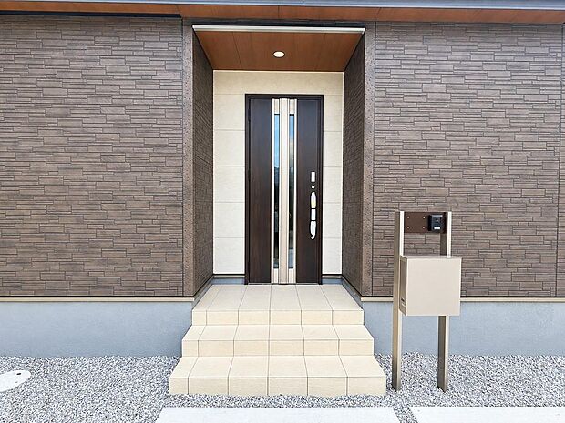 住まいの入口となる玄関。外出や帰宅の動線をスムーズに支えます。