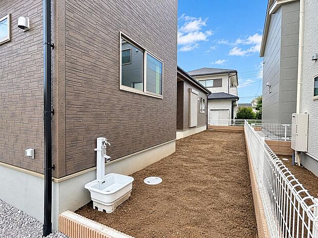 庭に立水栓を設置。ガーデニングや外用品の洗浄、外遊び後の手洗いにも便利です。