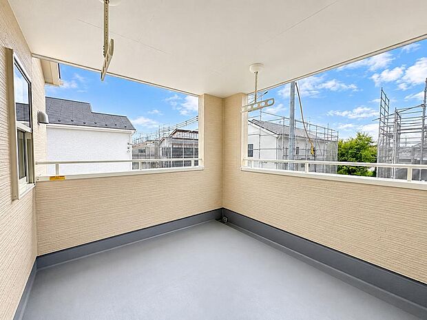 屋根のあるバルコニー。急な雨にも対応しやすく、洗濯物干しに便利です。