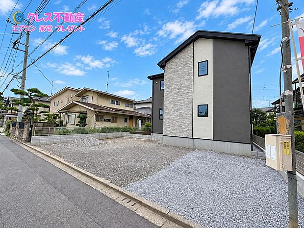 さつき中央児童公園徒歩1分、オータニ徒歩7分、ファミリーマート徒歩8分。教育施設だけでなく、日常の買物施設も徒歩圏にそろいます。