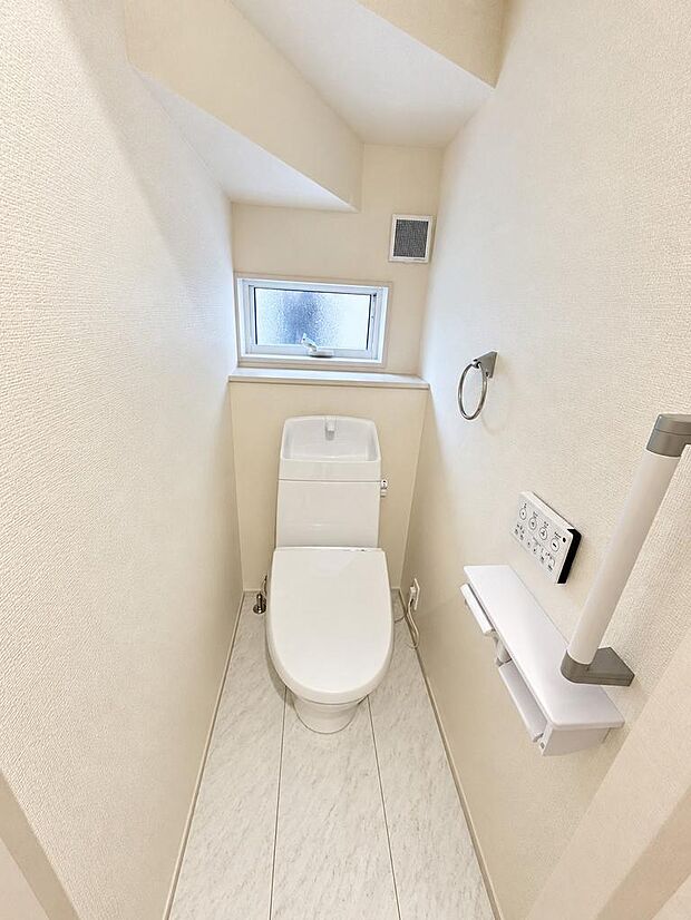 窓や換気に配慮されたトイレスペース。清潔感を保ちやすい空間です。