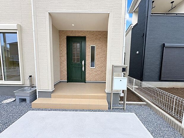 屋根付きの玄関まわり。雨の日の出入りにも配慮された、使いやすいエントランスです。