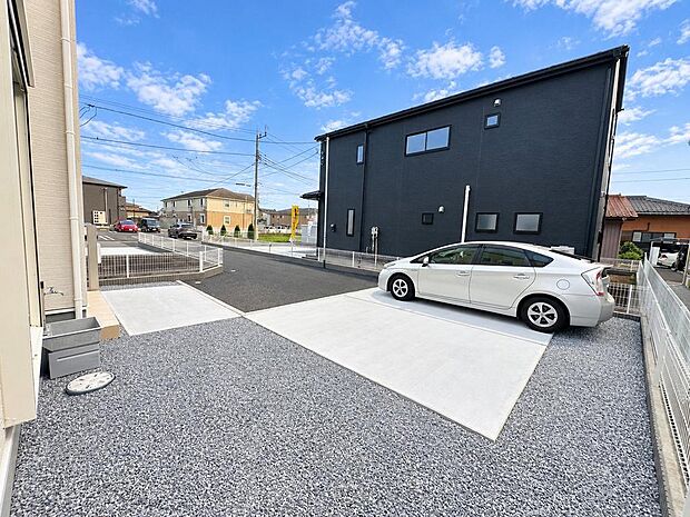 車の出入りがしやすい駐車スペース。通勤や買い物など日々の移動に便利です。