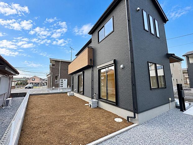3号棟　建物まわりの屋外スペース。外用品置き場や庭作業にも使いやすい空間です。