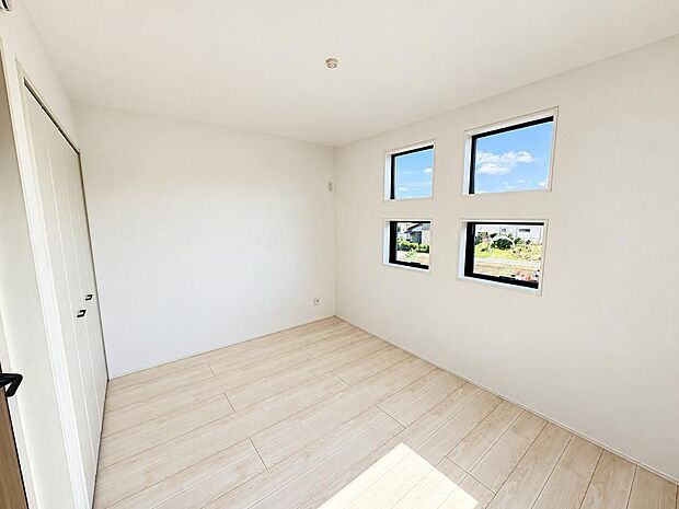 採光に配慮した洋室。寝室や子ども部屋、在宅ワークスペースにも活用できます。