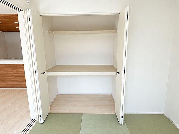和室内に収納を配置。衣類や日用品を整理しやすく、室内をすっきり使えます。