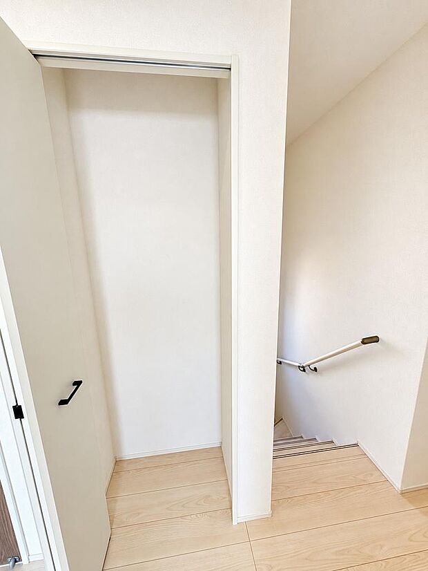 必要な物をすぐ取り出しやすい廊下収納。家族みんなで使いやすい設計です。