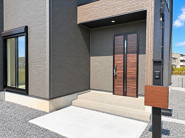 玄関まわりまで整った外観。来客時にも好印象を与えやすい住まいです。