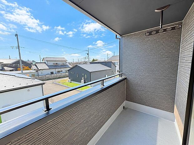屋根のあるバルコニー。急な雨にも対応しやすく、洗濯物干しに便利です。