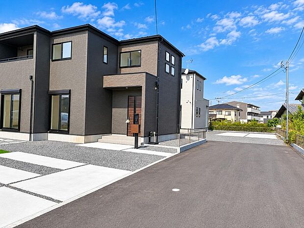 車の出入りがしやすく通勤や買い物など日々の移動に便利です。