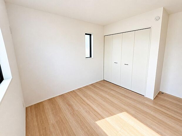 落ち着いて過ごしやすい寝室空間。家具配置もしやすい一室です。