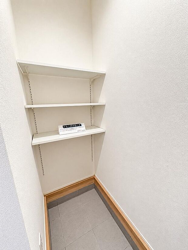 靴や小物を整理しやすい玄関収納。来客時にも整った印象を保ちやすい空間です。