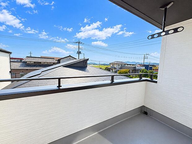 屋根のあるバルコニー。急な雨にも対応しやすく、洗濯物干しに便利です。