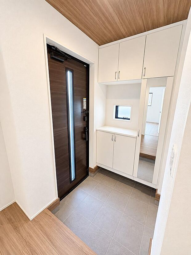 住まいの入口となる玄関。外出や帰宅の動線をスムーズに支えます。