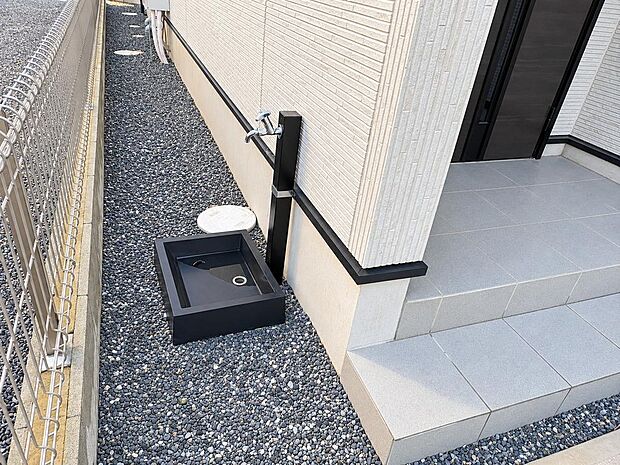 庭に立水栓を設置。ガーデニングや外用品の洗浄、外遊び後の手洗いにも便利です。