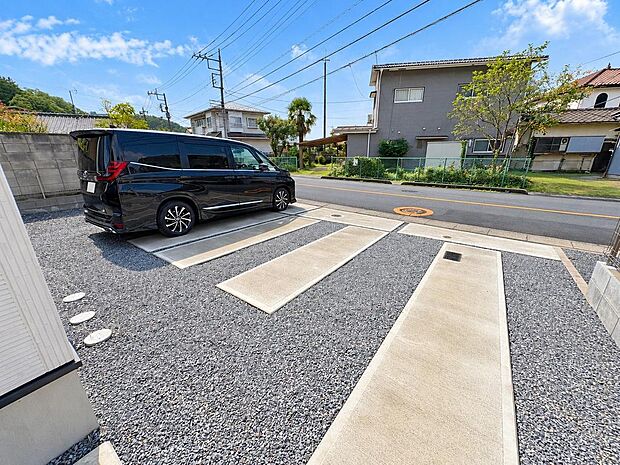 広々駐車スペース。並列駐車4台可能