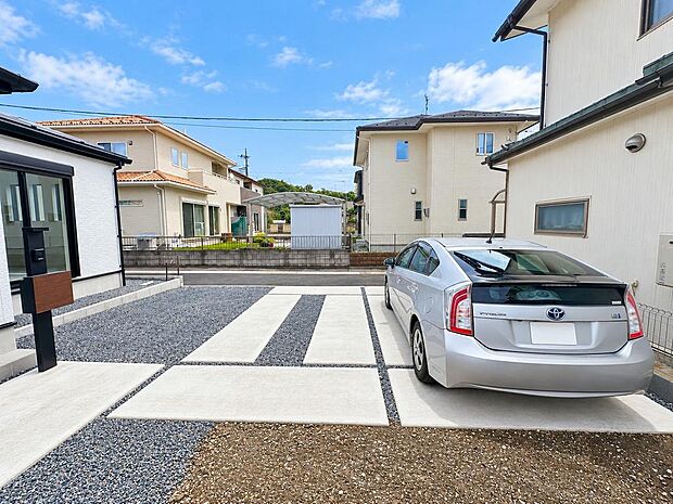 車の出入りがしやすい駐車スペース。通勤や買い物など日々の移動に便利です。