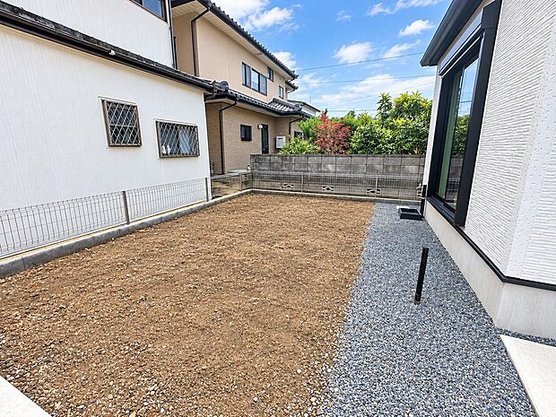屋外で水を使える立水栓付き。洗車や庭作業、掃除など日々の暮らしに役立ちます。