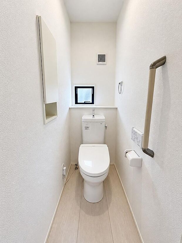 窓や換気に配慮されたトイレスペース。清潔感を保ちやすい空間です。
