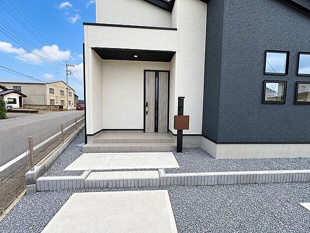 玄関前スペースを確保。荷物の出し入れや来客時にも使いやすい入口です。