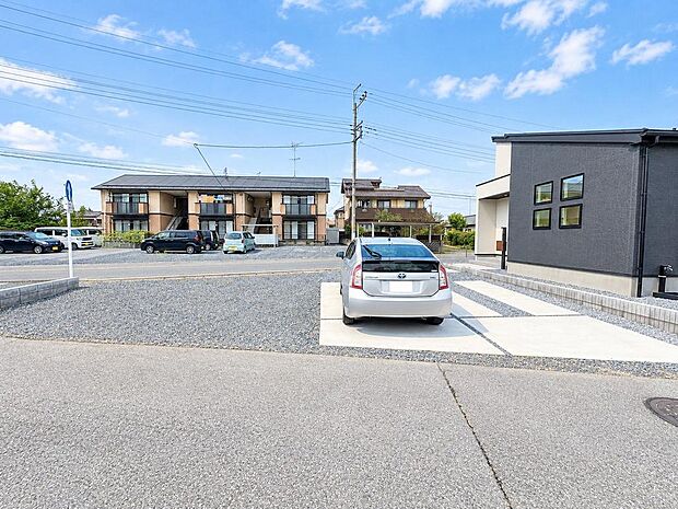 駐車スペース。車利用の多いご家庭にも暮らしやすい住まいです。