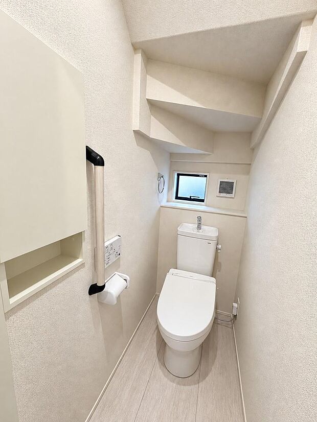 温水洗浄便座付きトイレを採用。毎日使う場所だからこそ快適性に配慮されています。