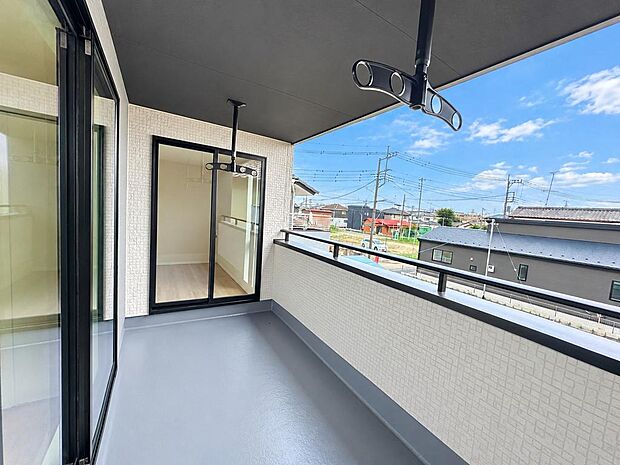 屋根のあるバルコニー。急な雨にも対応しやすく、洗濯物干しに便利です。
