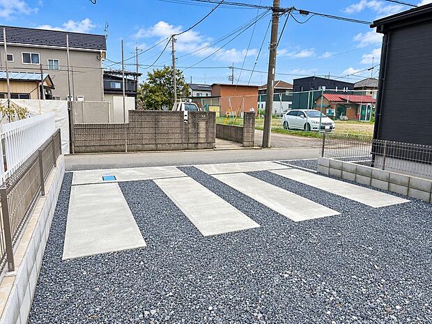 車の出入りがしやすい駐車スペース。通勤や買い物など日々の移動に便利です。