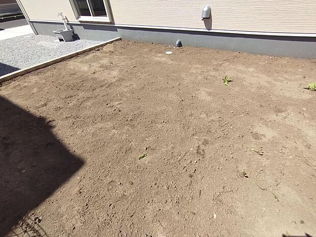 建物まわりの屋外スペース。外用品置き場や庭作業にも使いやすい空間です。