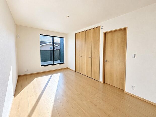 勉強机やベッドを配置しやすい洋室。子ども部屋にも使いやすい空間です。