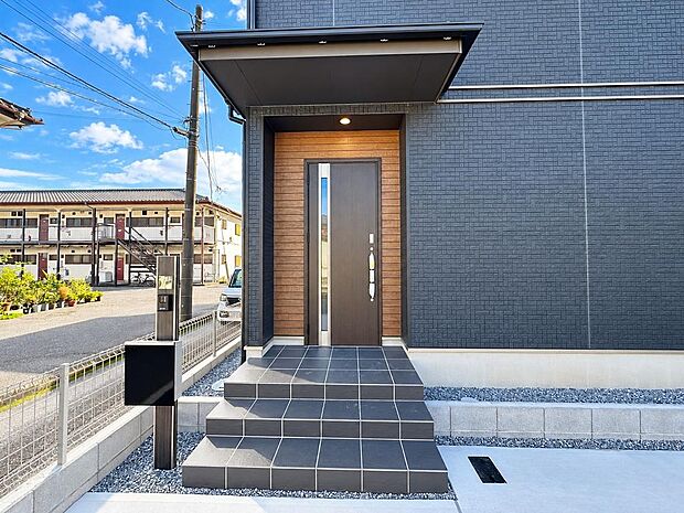 屋根付きの玄関まわり。雨の日の出入りにも配慮された、使いやすいエントランスです。