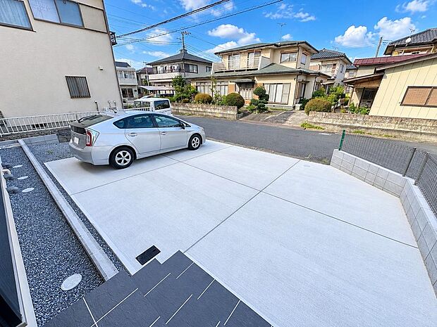 車の出入りがしやすい駐車スペース。通勤や買い物など日々の移動に便利です。