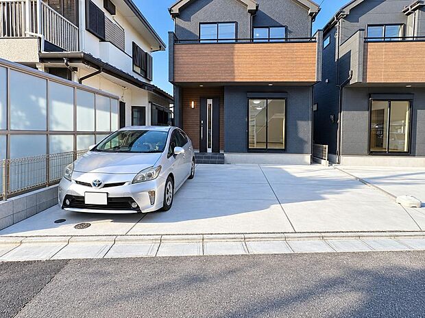 車の出入りがしやすい駐車スペース。通勤や買い物など日々の移動に便利です。