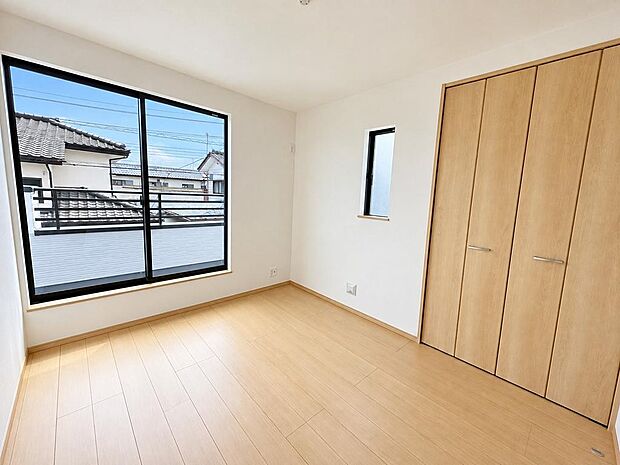 落ち着いて過ごしやすい寝室空間。家具配置もしやすい一室です。